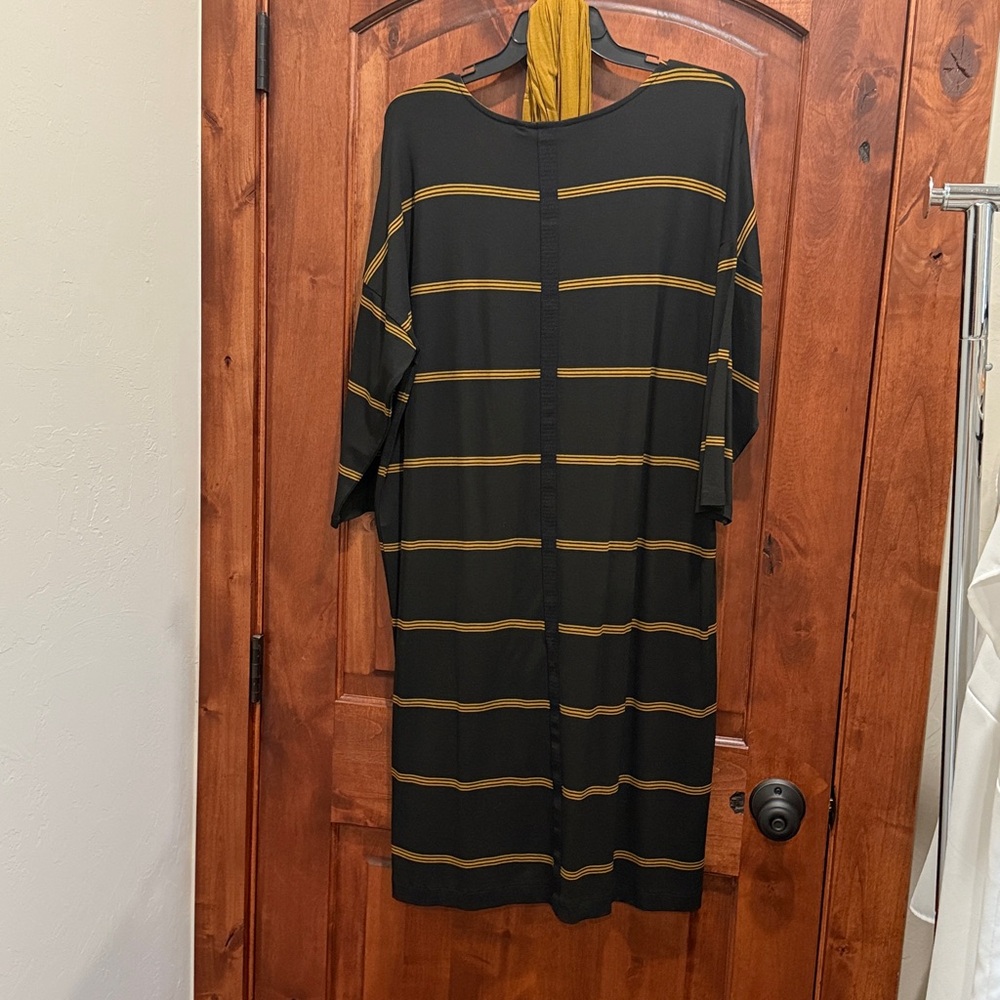Black and Gold Striped Dress with Scarf - Picture 4 of 10
